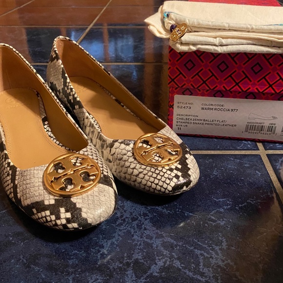 chelsea embossed heeled ballet flat